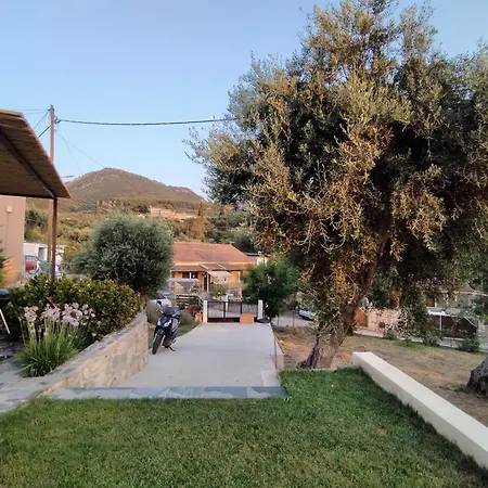 Olive Grove Near Acharavi ゲストハウス Ágios Panteleḯmon